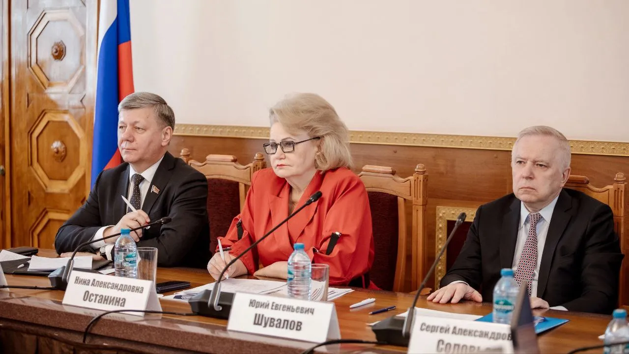 «Надо креститься»: Останина объяснилась за картинку с Мавзолеем на лопате