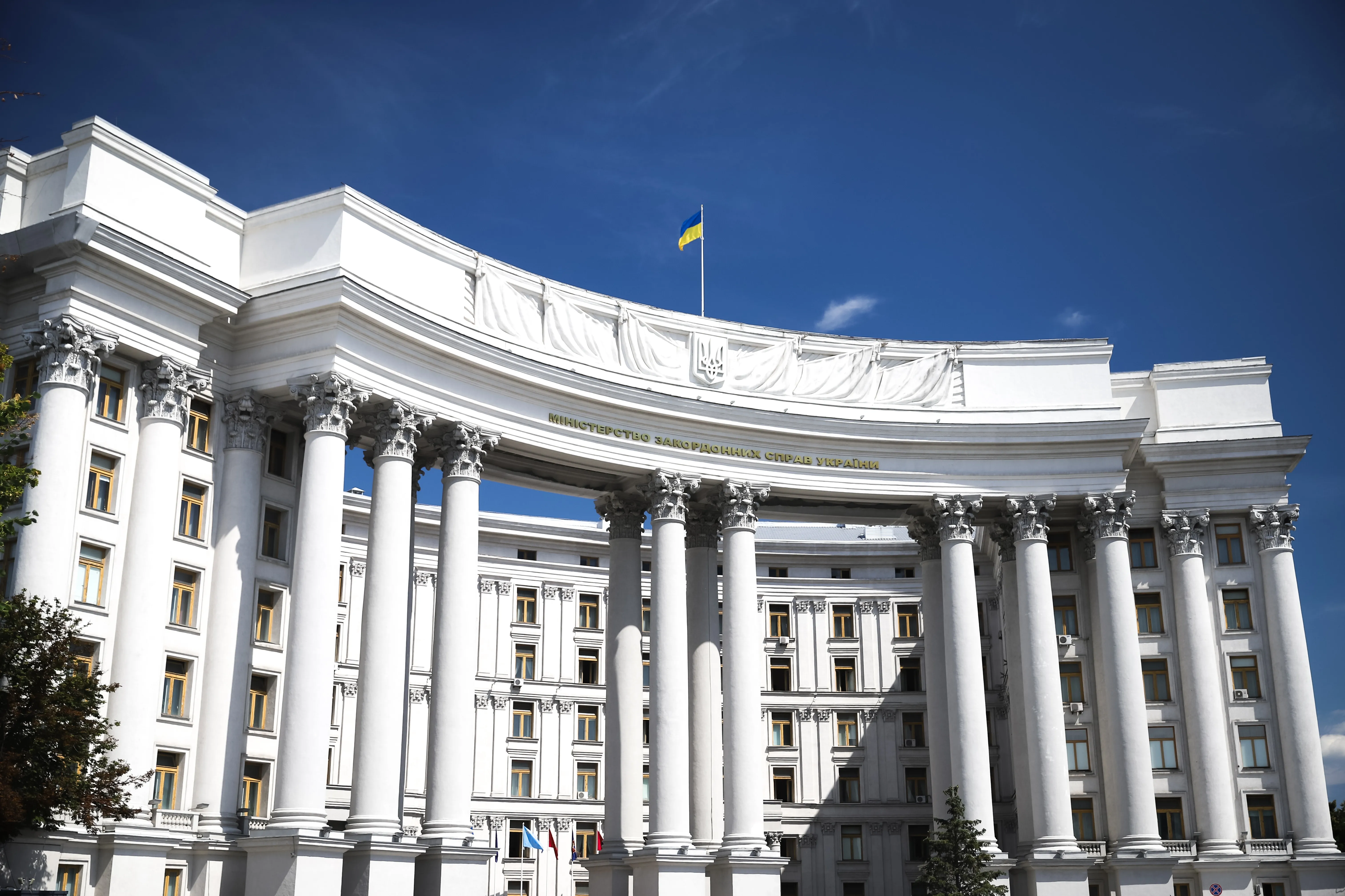 МИД Украины вызвал временного поверенного США после приостановки поставок оружия