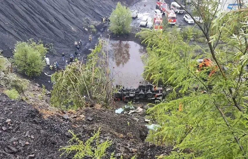 Появилось видео страшной гибели 13 человек при падении автобуса в 25-метровую пропасть в Якутии