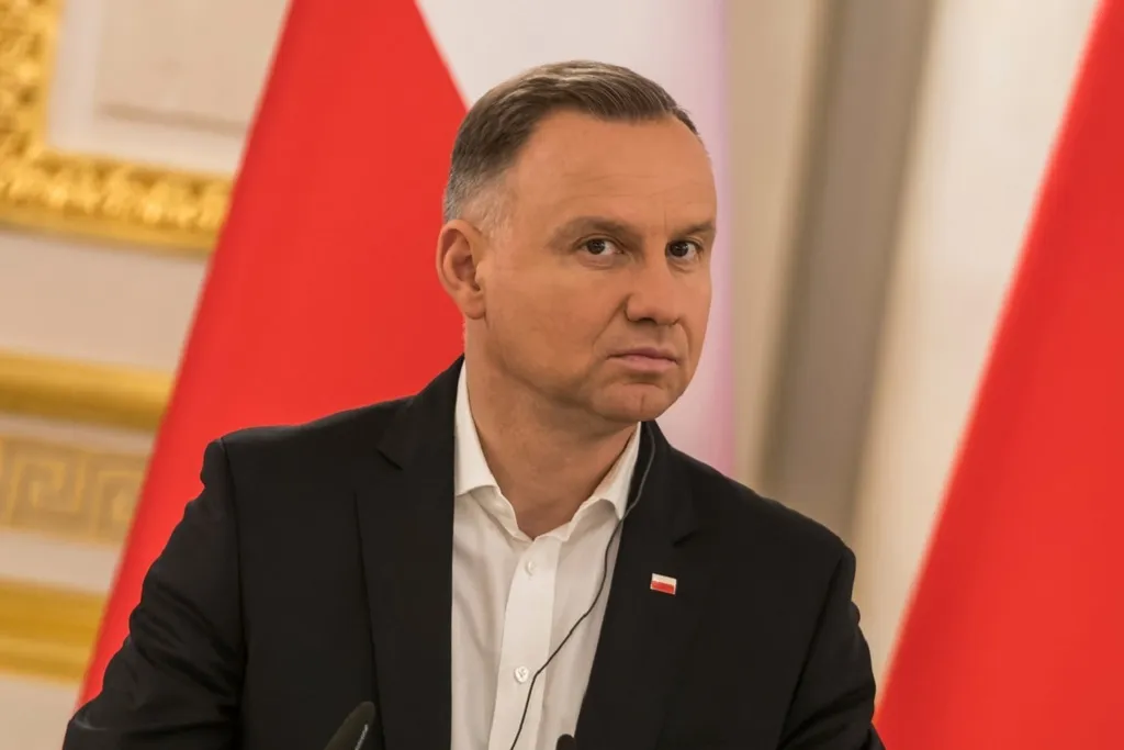 Президент Польши Анджей Дуда упал в море во время сёрфинга