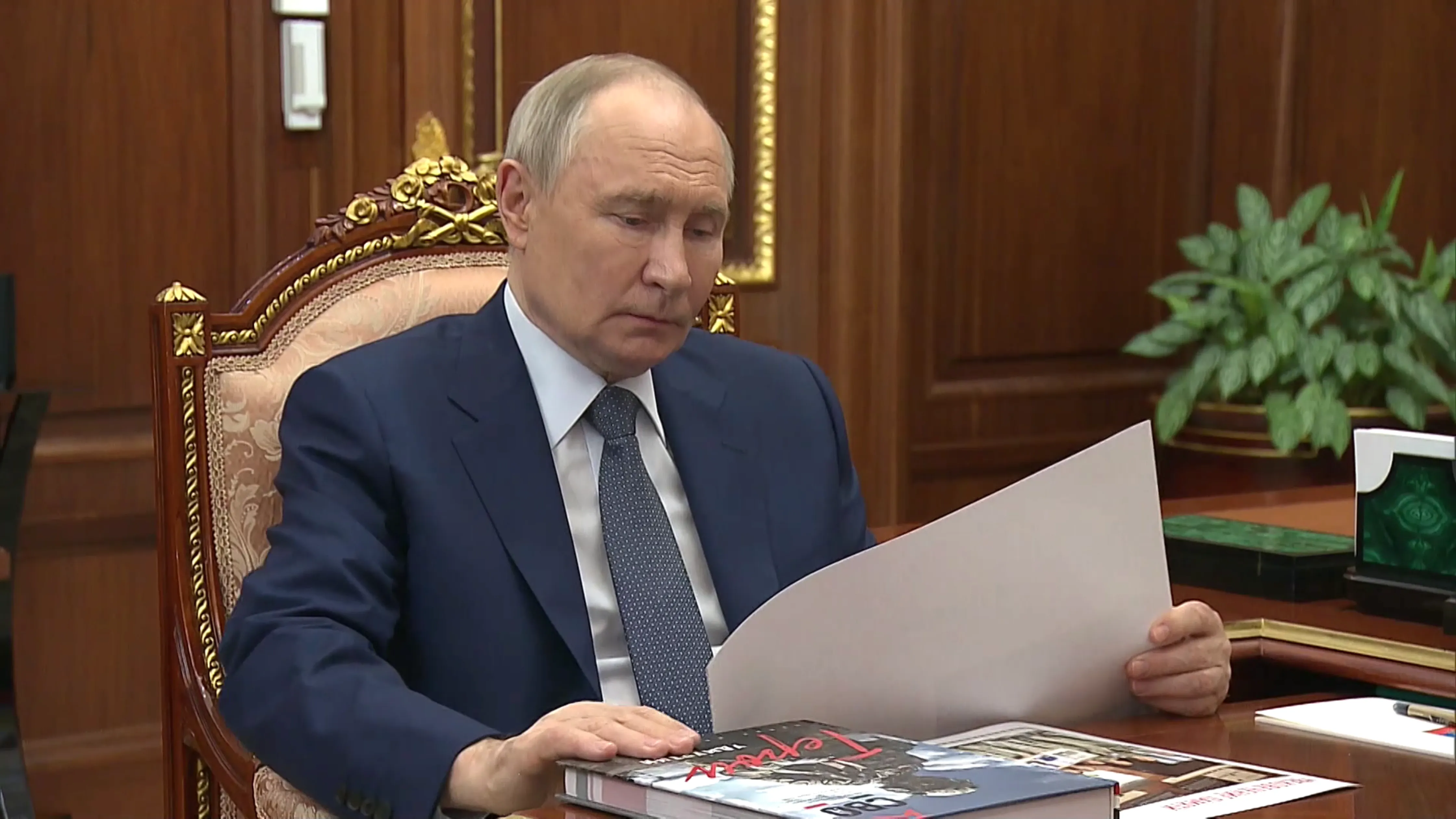 Глава Удмуртии Бречалов передал Путину книгу о ветеранах СВО