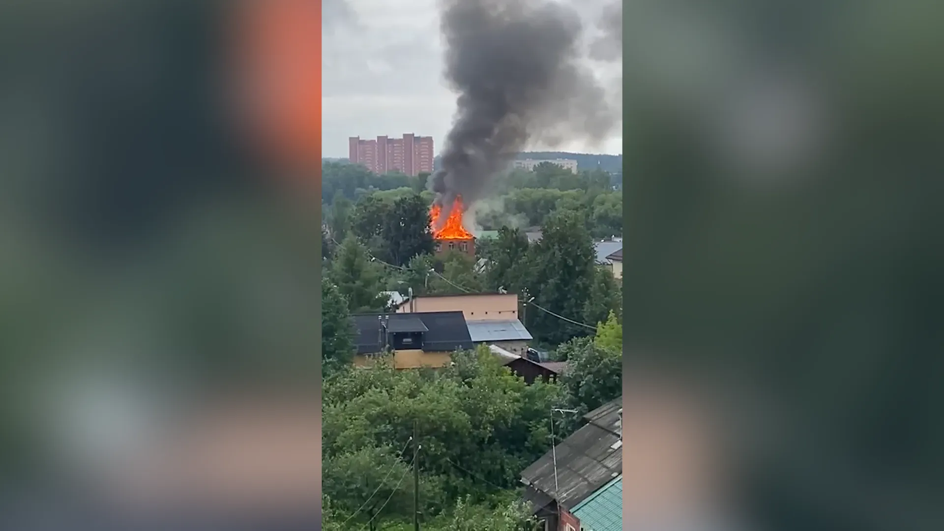 В Ивантеевке после падения обломков дрона загорелся жилой дом