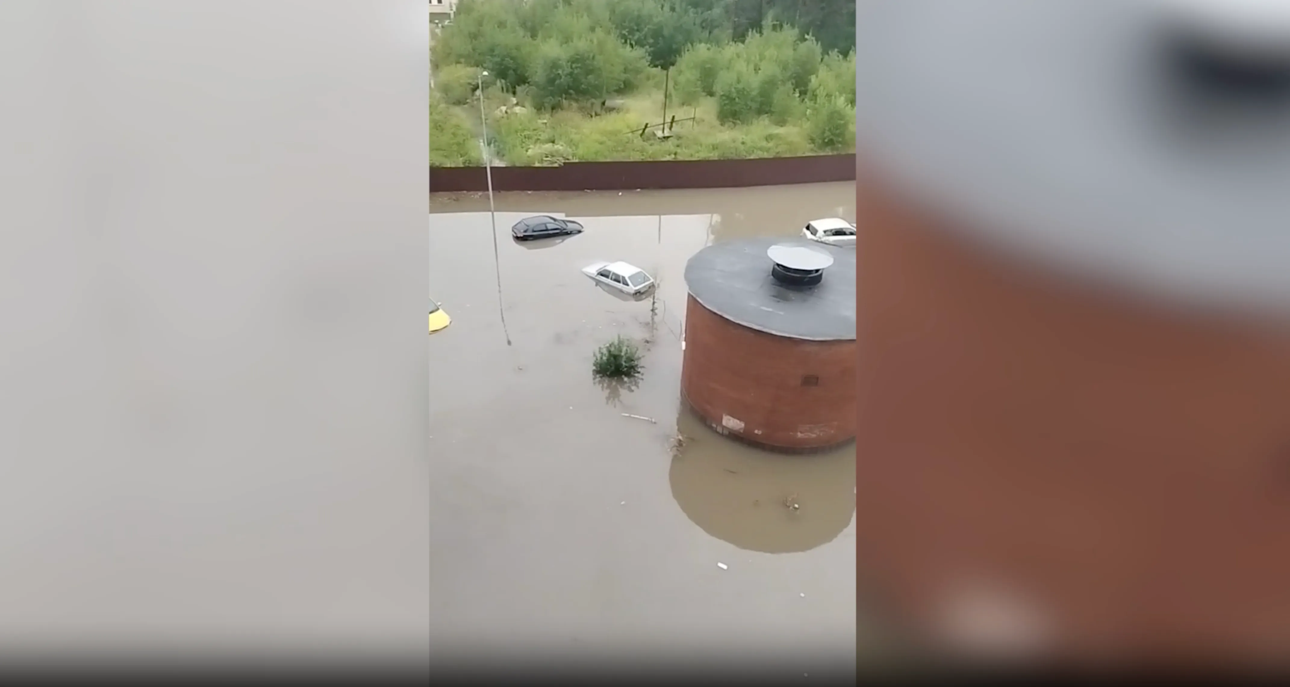 В воде по крыши: На видео сняли затопленные машины на «парковке-озере» в Подмосковье