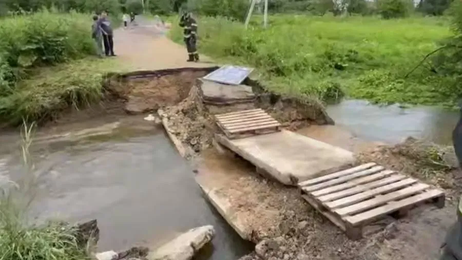 Появилось видео с места обрушения моста в подмосковной деревне Алексино