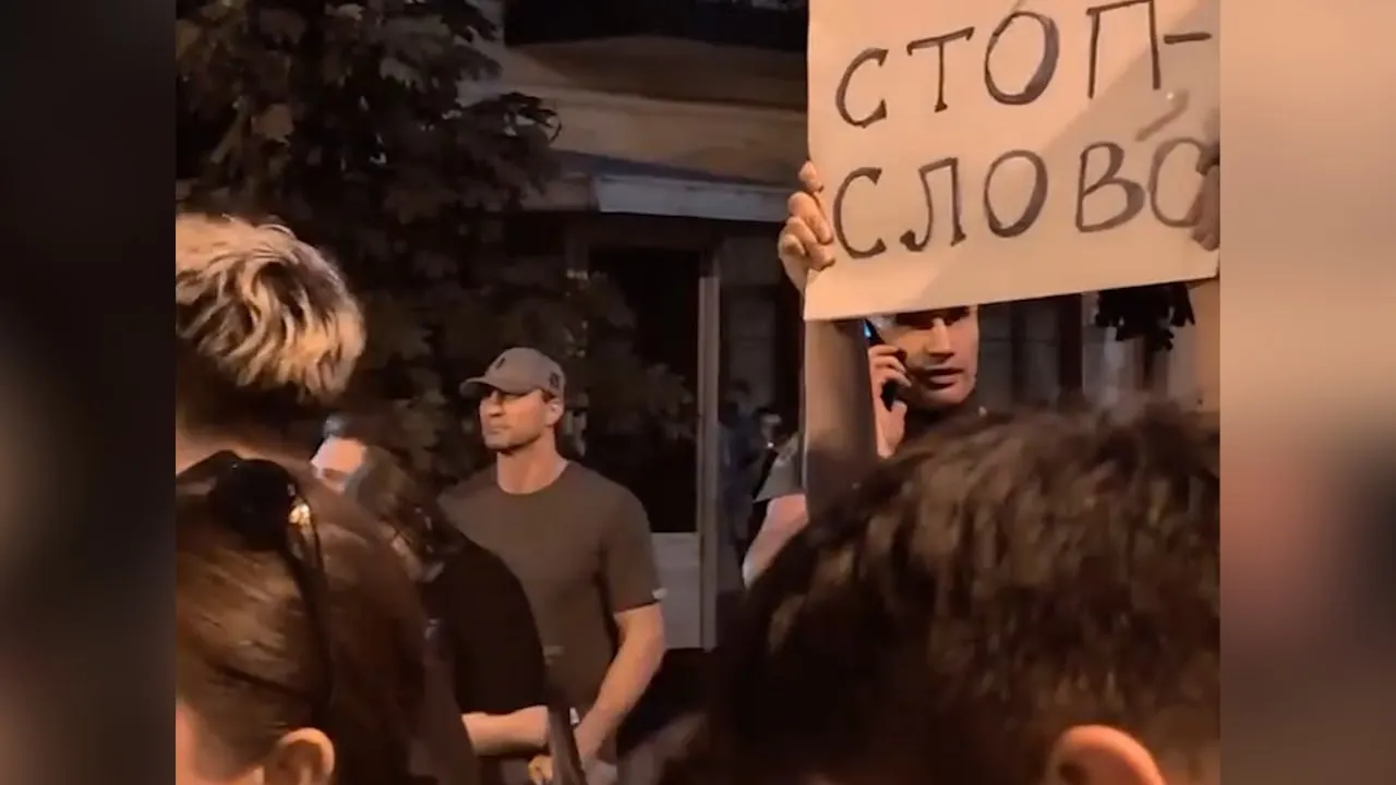 Мэр Киева Кличко вместе с братом вышел на митинг против закона о НАБУ и САП