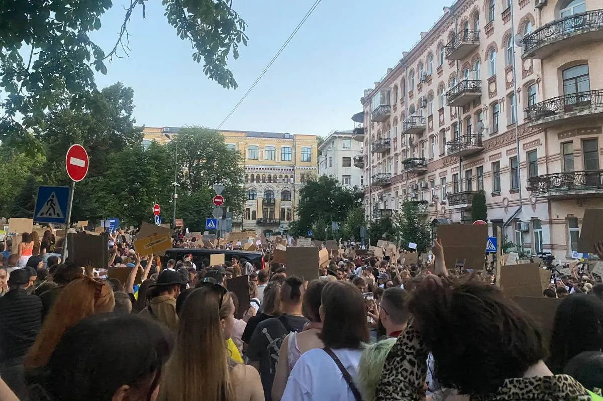 В Киеве на майдане спустя 11 лет вновь зазвучали лозунги госпереворота 2014 года