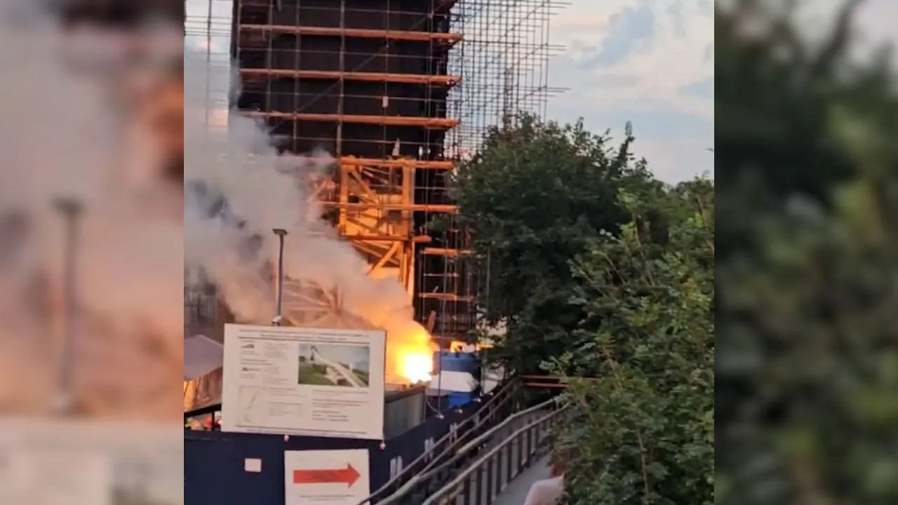 Пожар вспыхнул на стройплощадке на Воробьёвых горах в Москве
