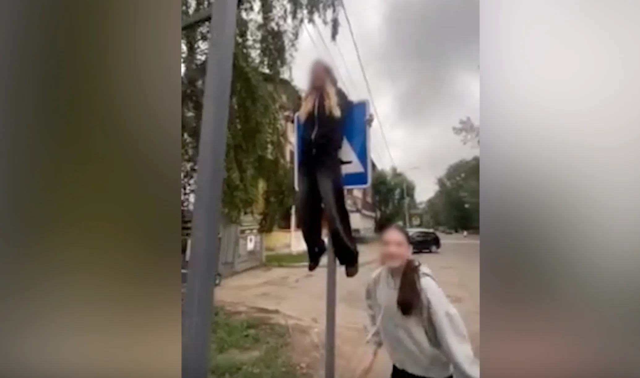 В России школьница сломала челюсть, повторяя глупый тренд с «распятием» из Tik-Tok