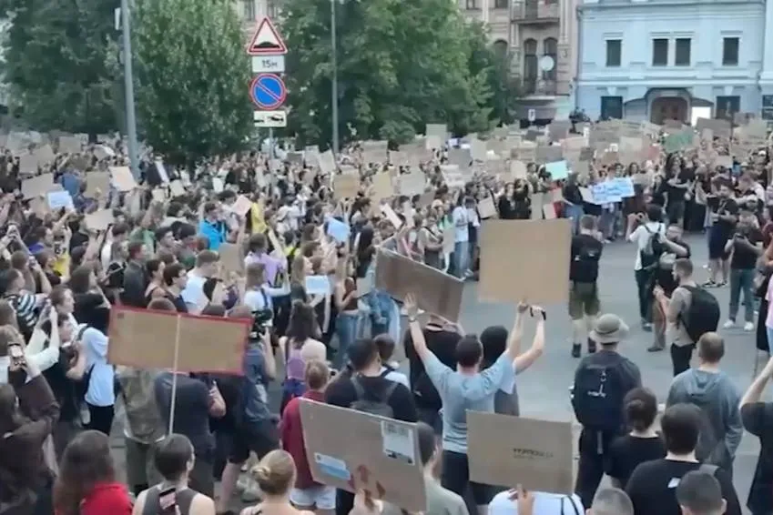 Небывалый гнев народа: На Западе отреагировали на вспыхнувшие протесты по всей Украине