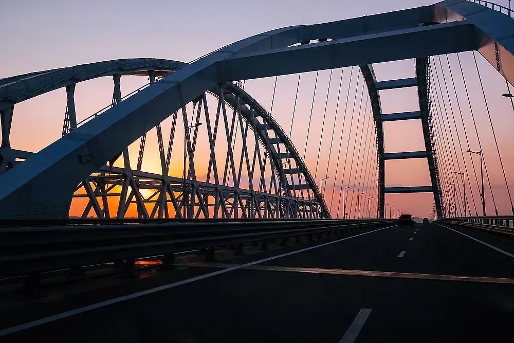 Движение по Крымскому мосту временно приостановлено для автотранспорта
