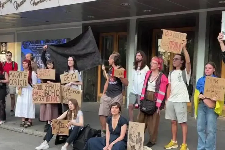 «Коррупция убивает»: Протестующие в Киеве третий день пикетируют офис Зеленского