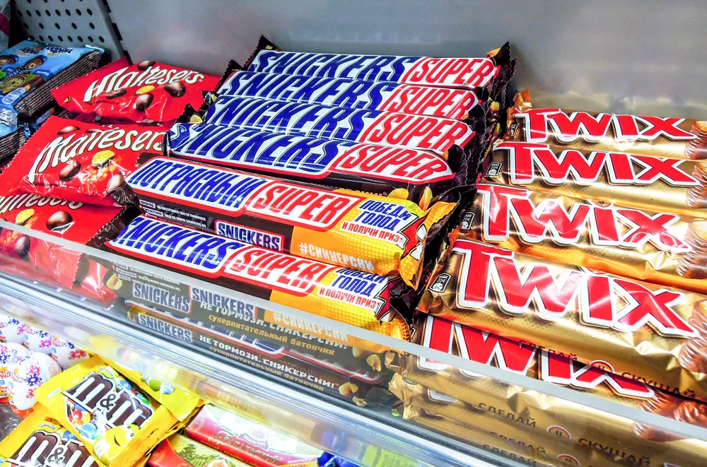 Запасов хватит до сентября: Батончики Snickers и Twix перестали поставлять в «Пятёрочку» и «Перекрёсток»