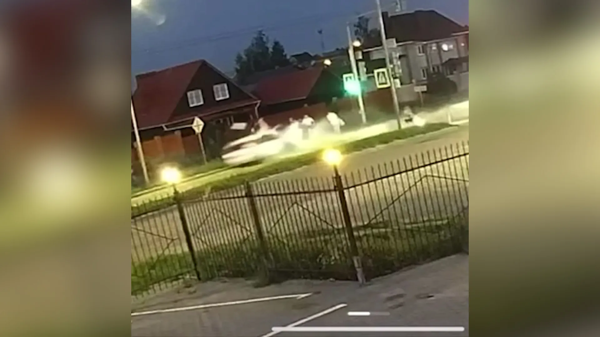 Бешеный автомобиль протаранил пешеходов на зебре в Тамбове — видео 18+