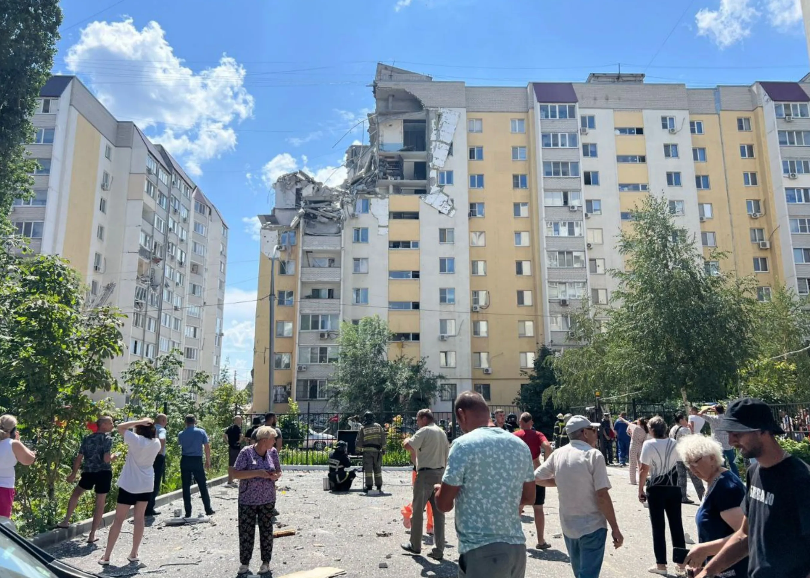 Из-под плит обрушившегося в Саратове дома достали живой пятилетнюю малышку