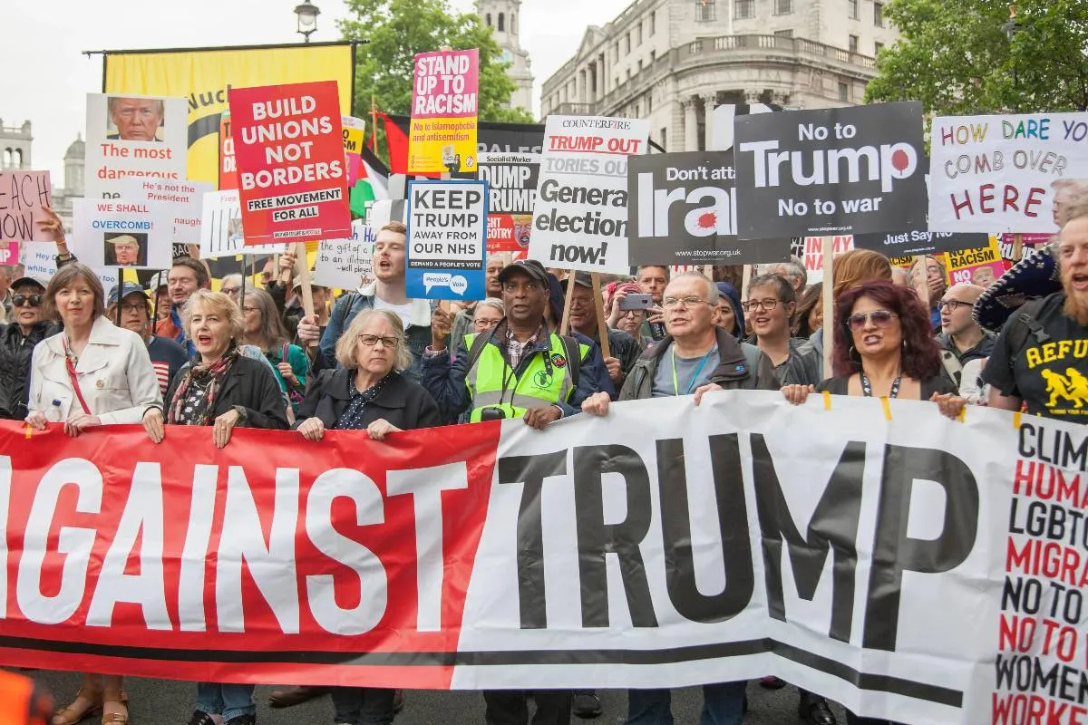 Жители Шотландии вышли на марш против визита Трампа