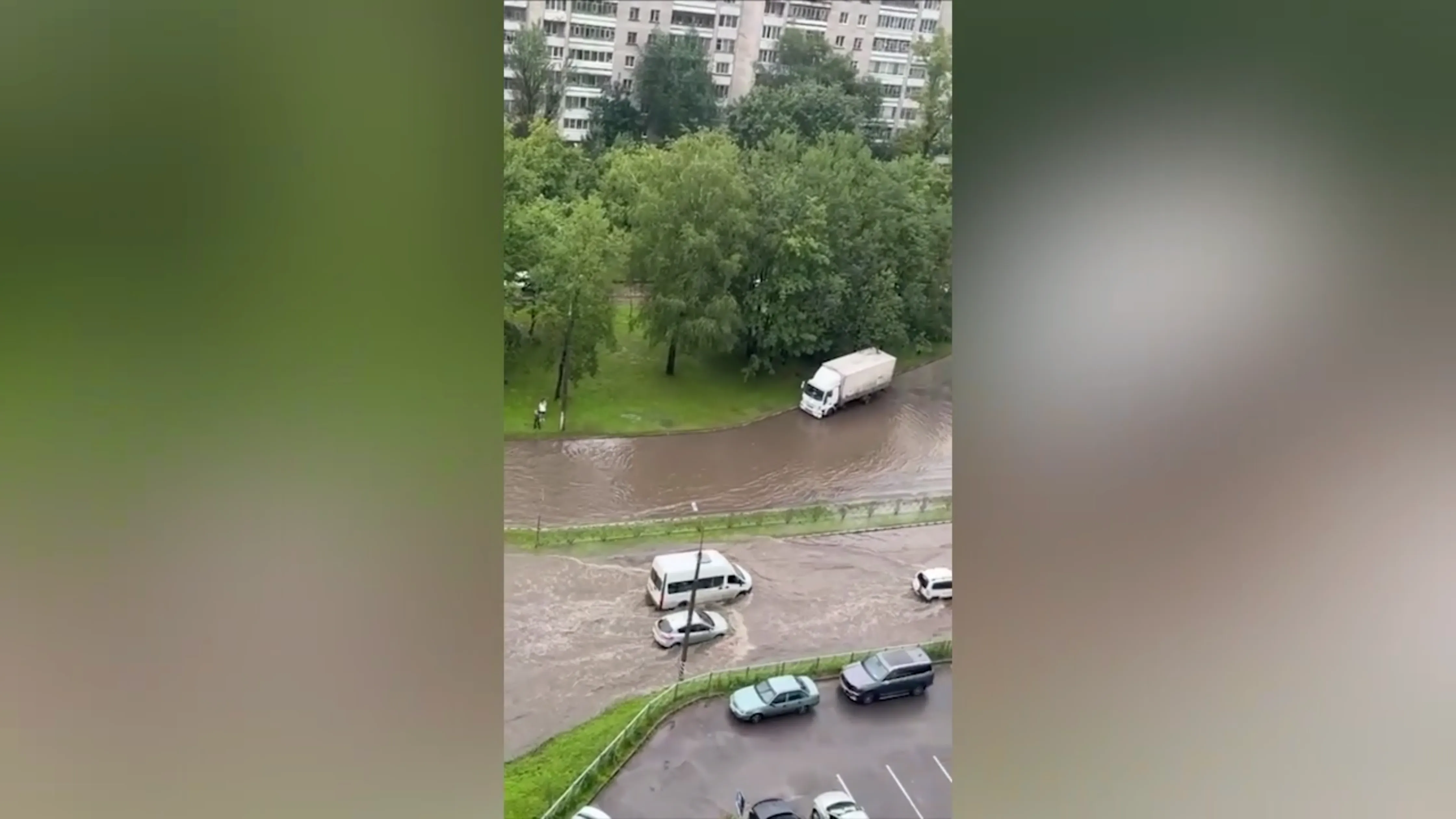 Люди плавают на матрасах: Обнинск уходит под воду после залповых ливней