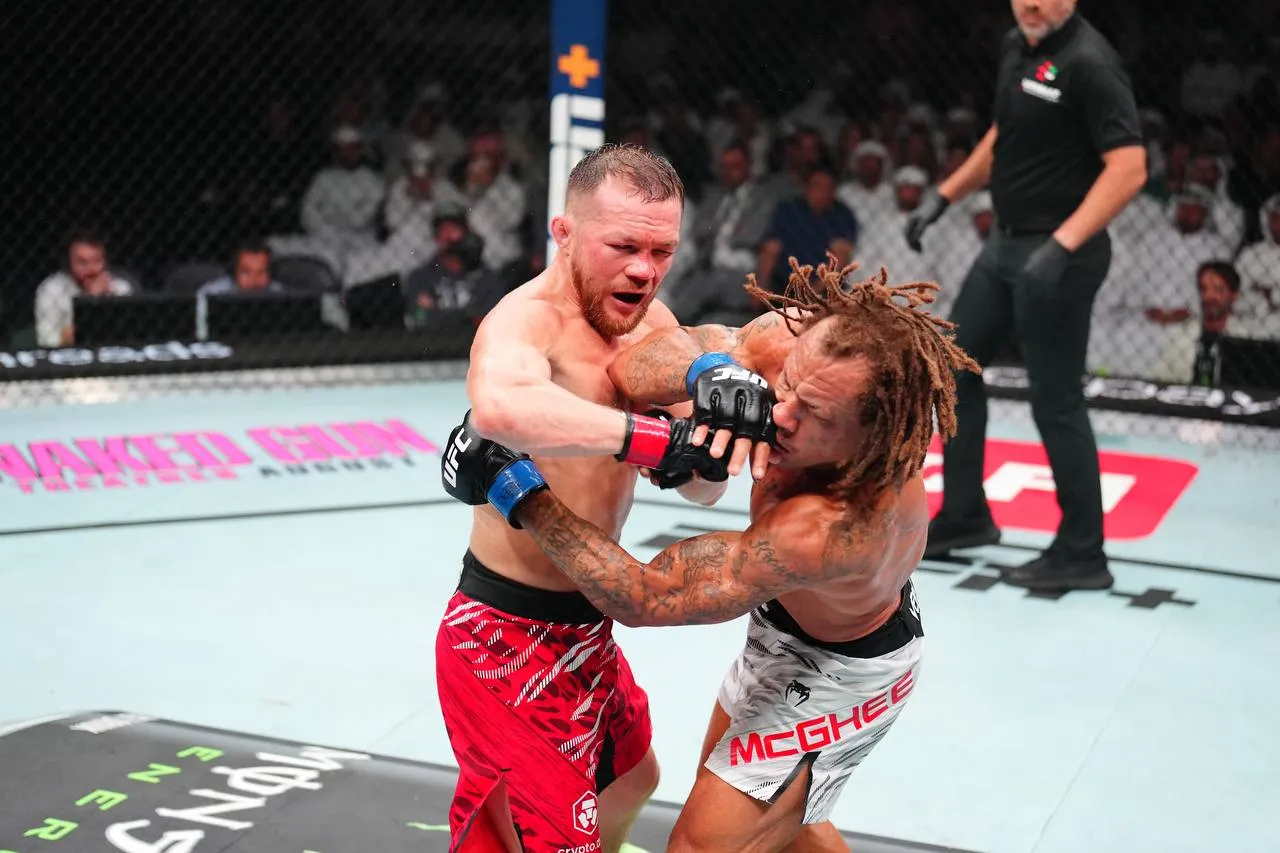 Пётр Ян единогласно победил американца МакГи на турнире UFC в Абу-Даби