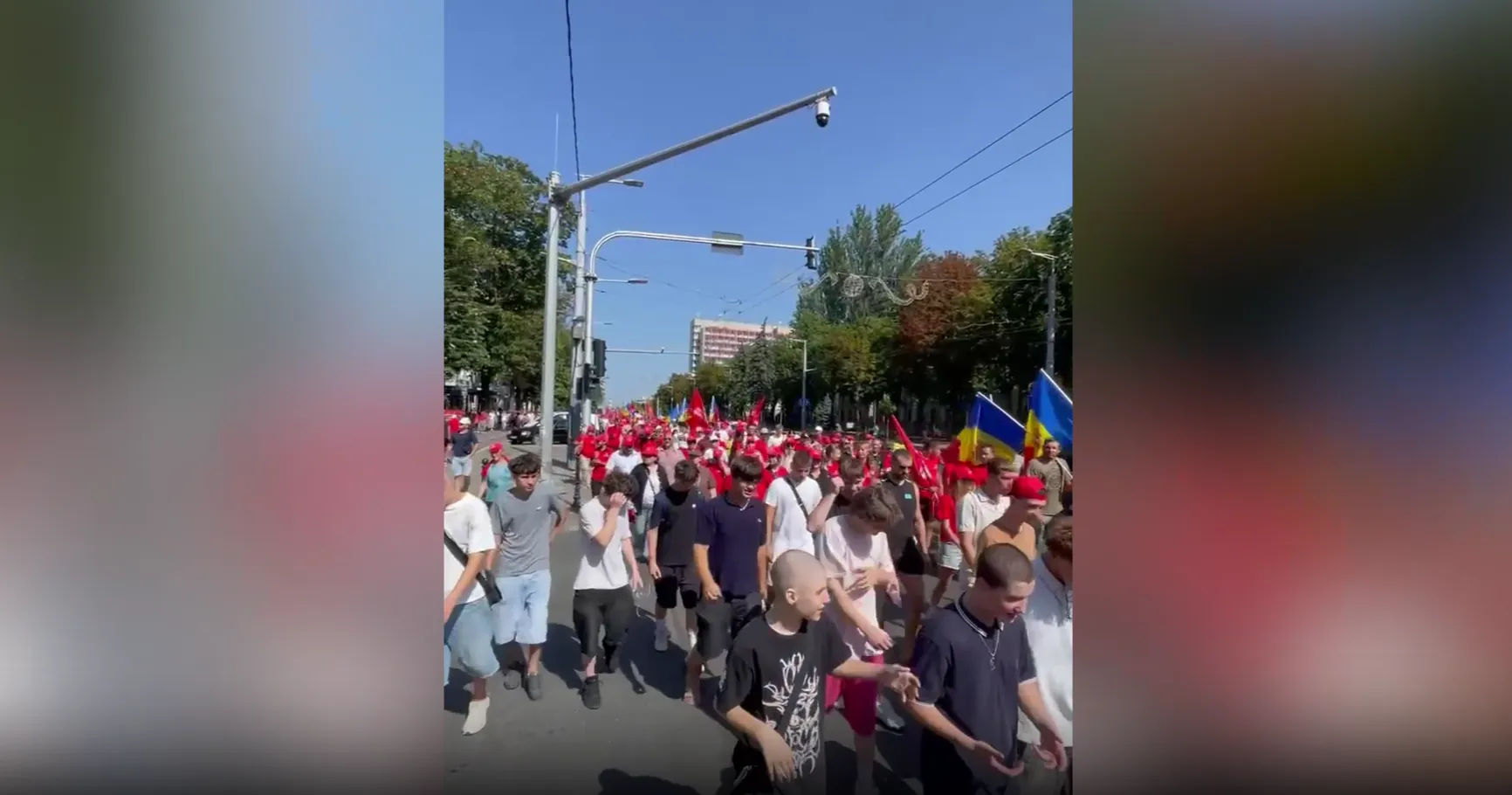 Колонны десятков тысяч молдаван идут по Кишинёву и требуют отставки Санду