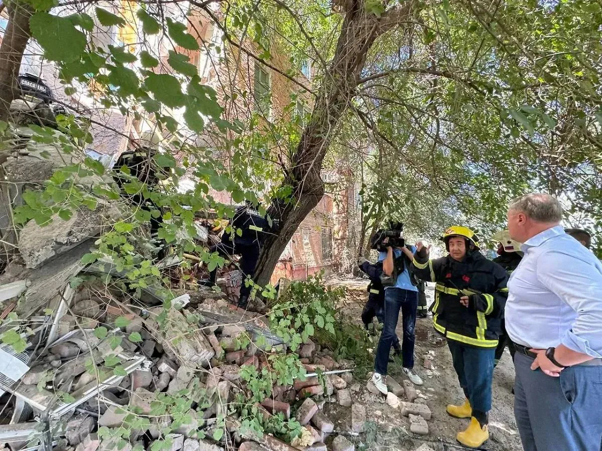 Из рухнувшей многоэтажки в Астрахани срочно спасают жильцов