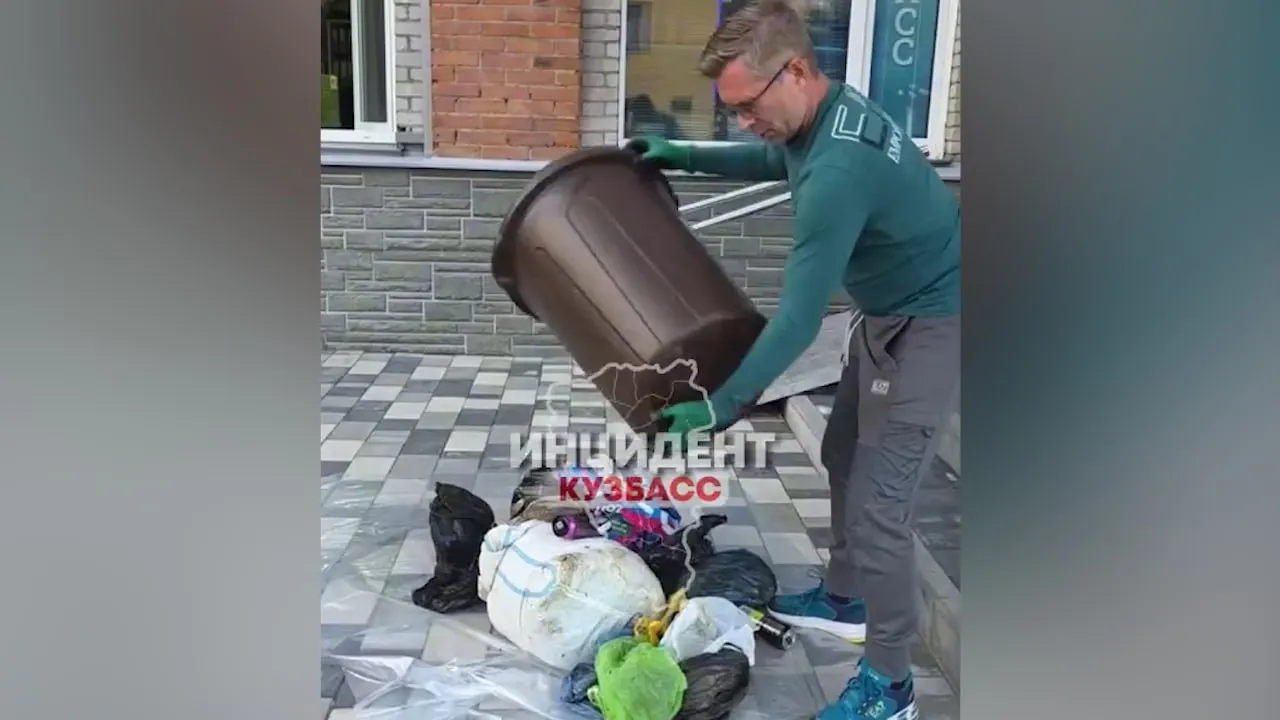 В Таштаголе в Кузбассе бизнесмен вывалил под окна мэрии 70 кг коровьих лепёшек