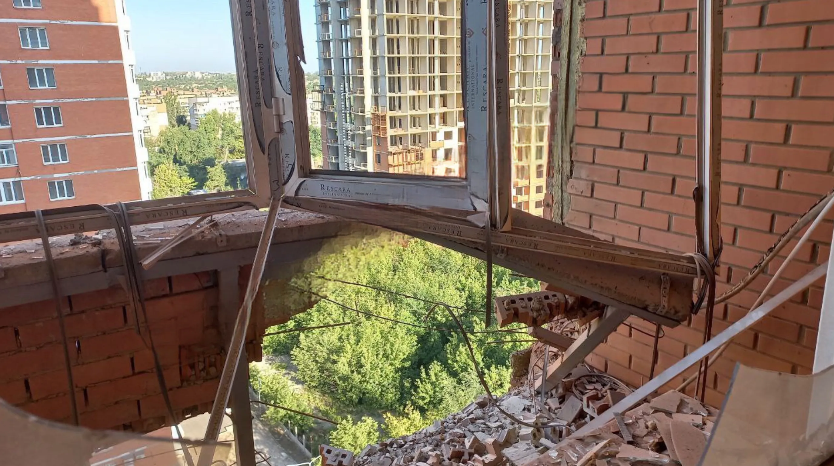 Выбитые окна и повреждённые фасады: Появилось фото Донецка после ночного удара ВСУ