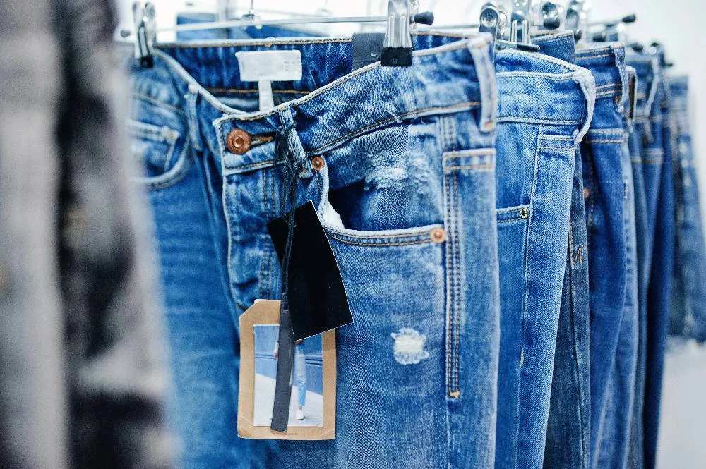Компанию American Eagle заподозрили в пропаганде нацизма из-за рекламы джинсов