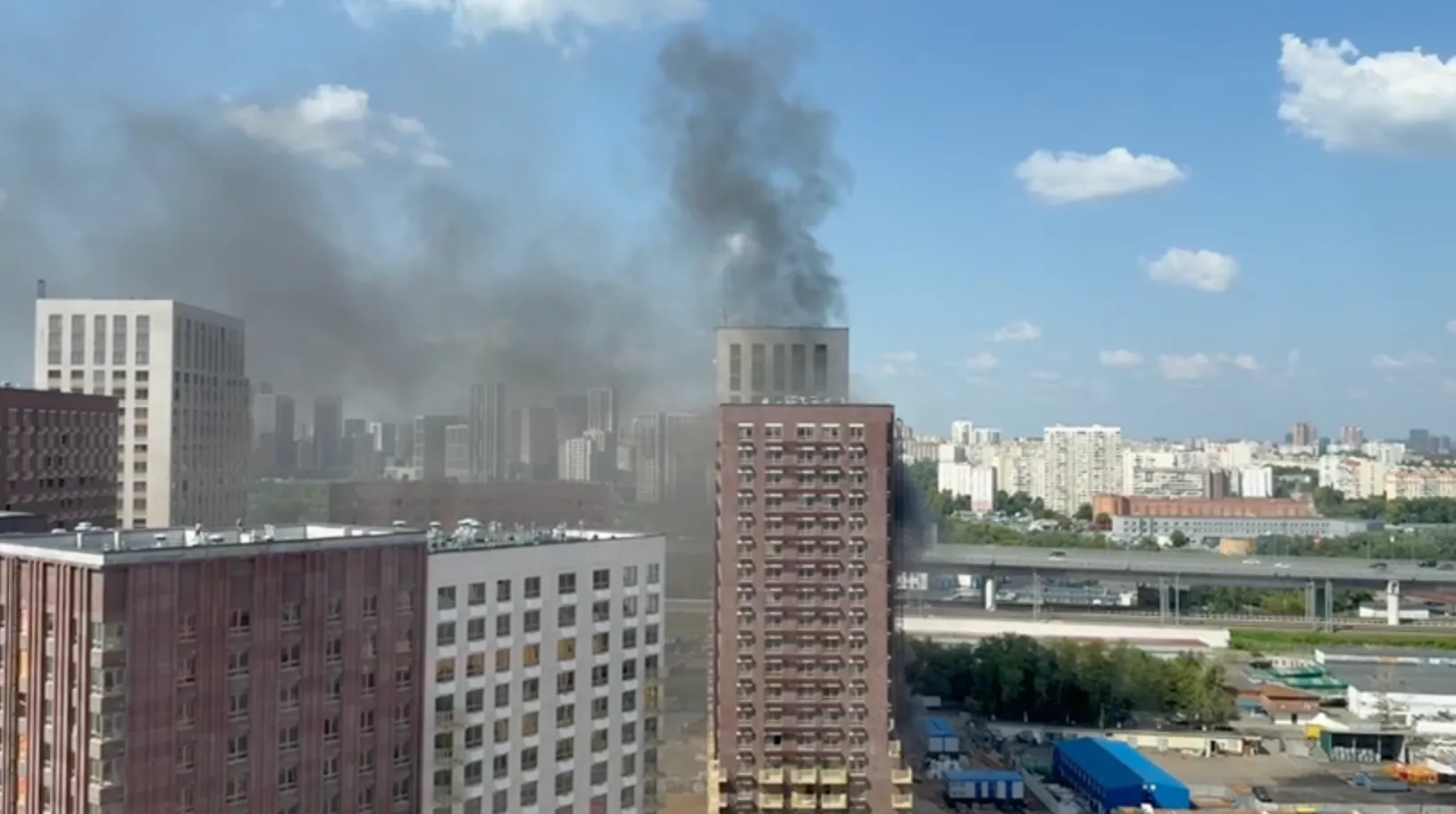 На видео попало спасение рабочего, отравившегося угарным газом при пожаре в московской многоэтажке