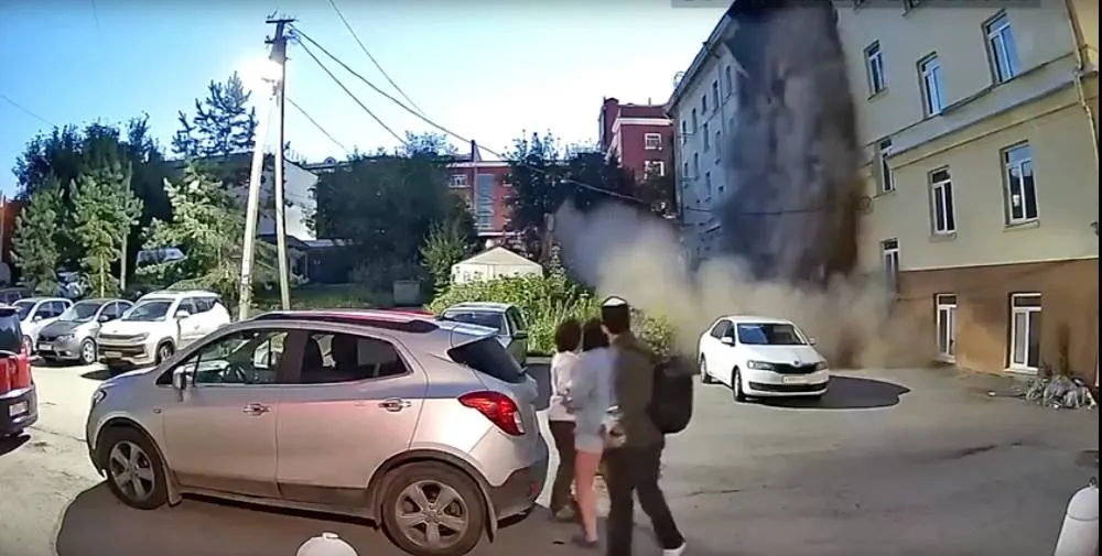 В Уфе на глазах у очевидцев рухнуло здание техникума, которое планировали снести