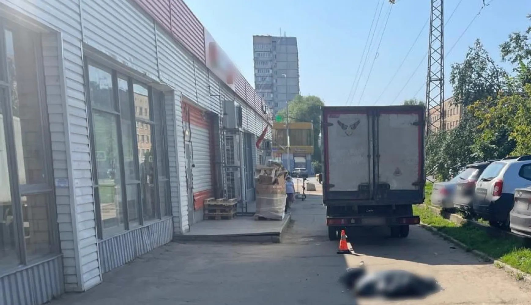 В Лобне водитель грузовика насмерть переехал женщину, когда сдавал назад