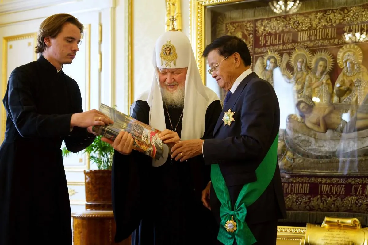 Патриарх Кирилл вручил президенту Лаоса орден Славы и чести I степени