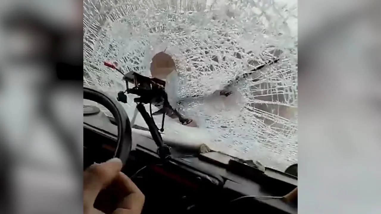 Непробиваемое лобовое стекло «буханки» спасло российских военных от дрона-камикадзе, приняв удар на себя