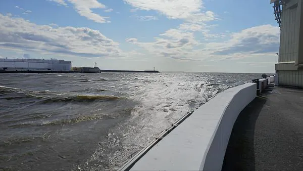 В Санкт-Петербурге открыли затворы дамбы после прошедшего урагана