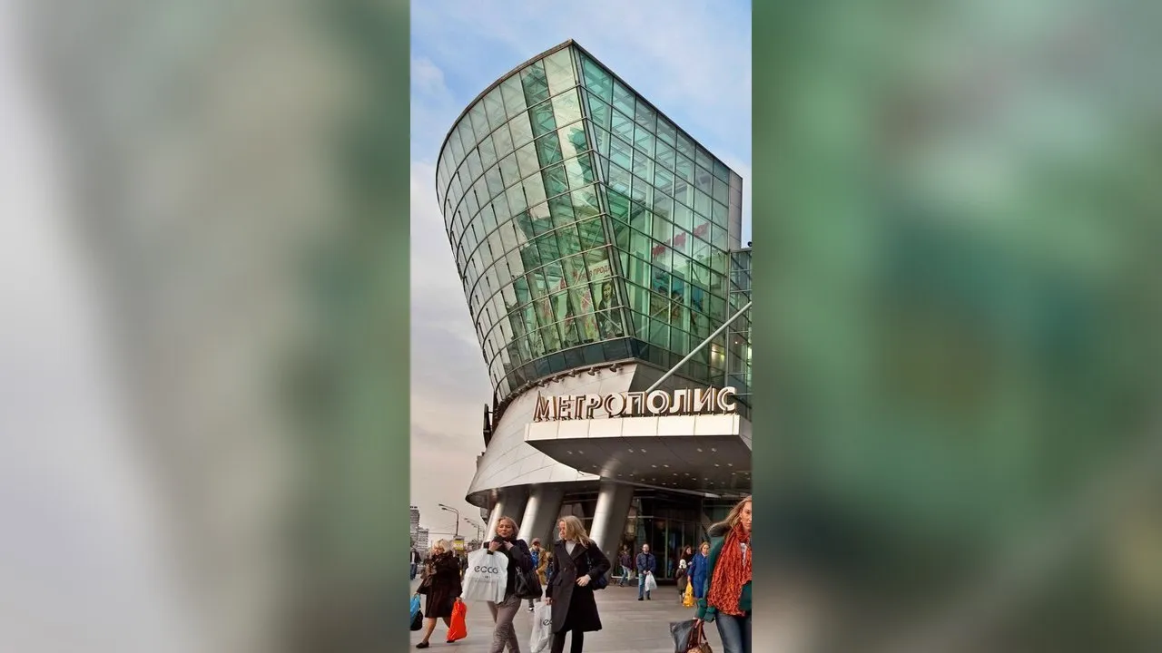 На севере Москвы вспыхнул пожар в торговом центре «Метрополис»