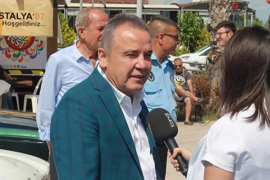 Мэр Антальи Мухиттин Бёчек арестован по обвинению во взяточничестве