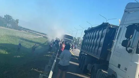 В Ростовской области рейсовый автобус вспыхнул прямо на трассе