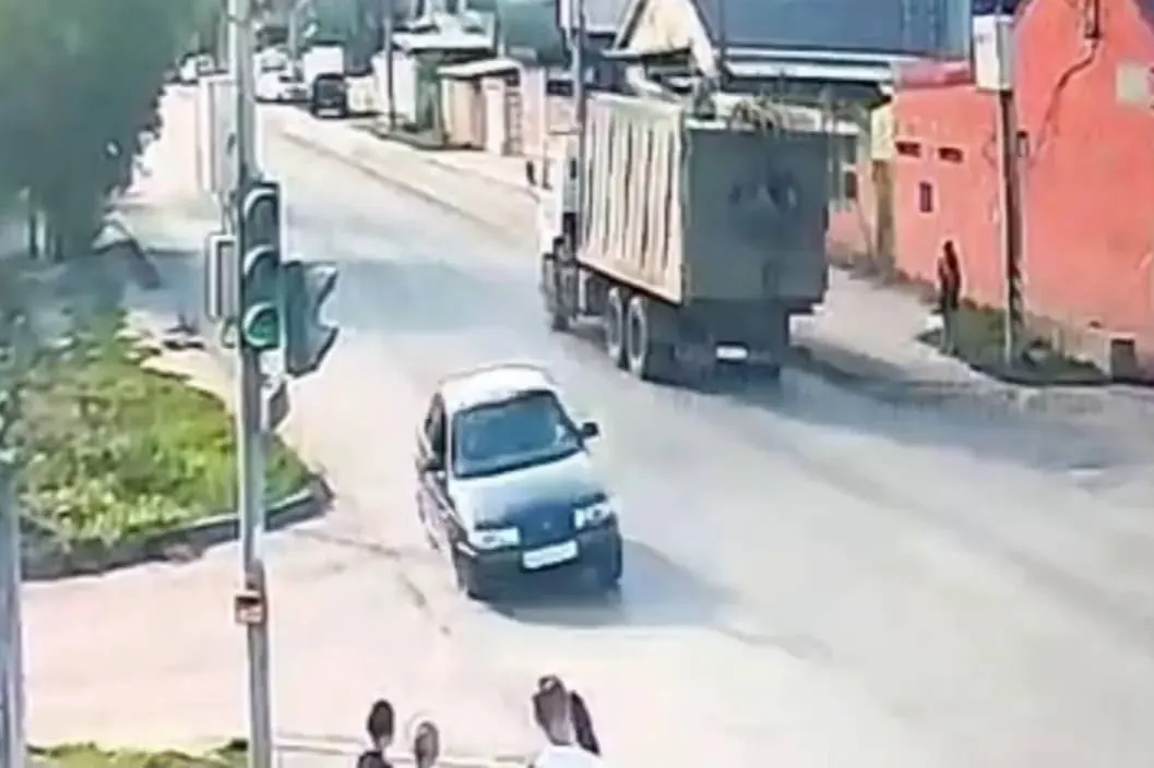 В Энгельсе пьяный водитель сбил толпу подростков на тротуаре, погибла 14-летняя девочка