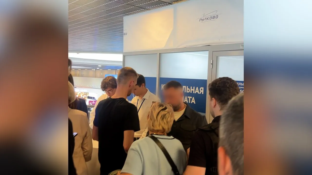 Платная курилка в Пулково не справляется с наплывом застрявших пассажиров, люди в отчаянии