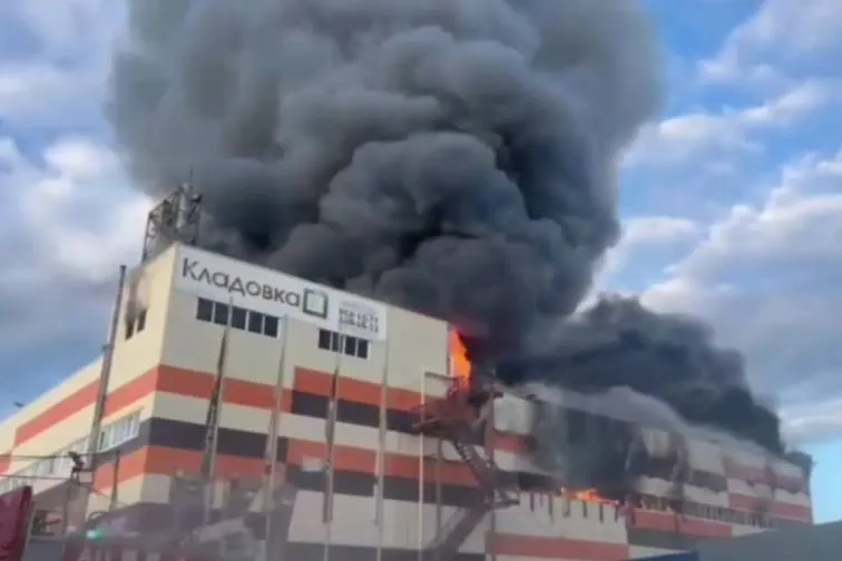 Пожар на площади 3,5 тысячи квадратов вспыхнул на складе в Екатеринбурге