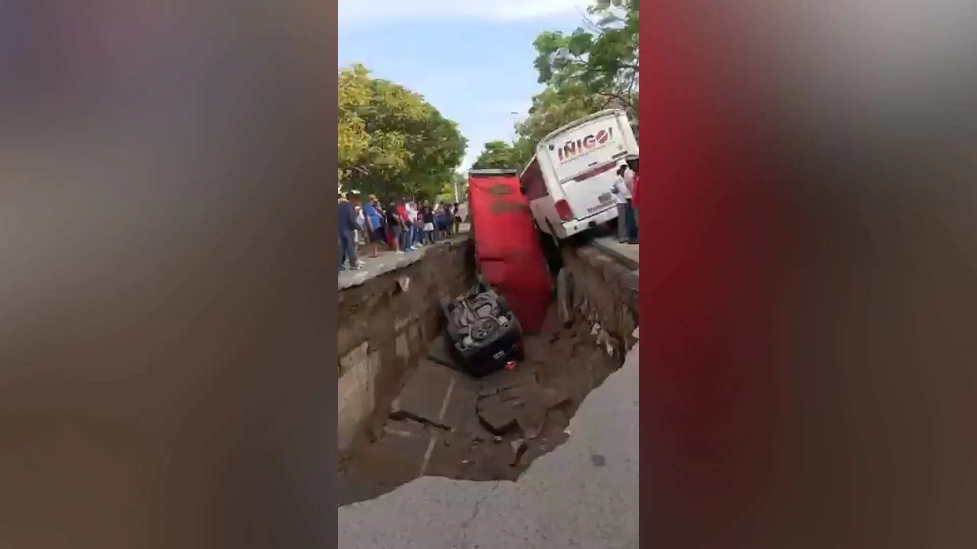 В Мексике пять транспортных средств провалились под землю