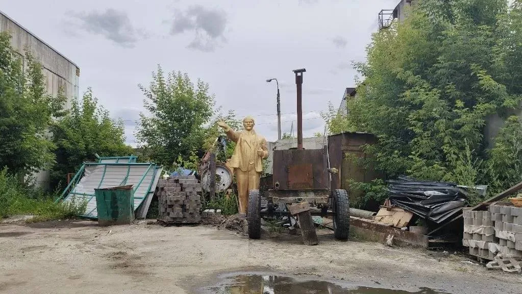 Памятник Ленину выкинули на свалку в российском городе