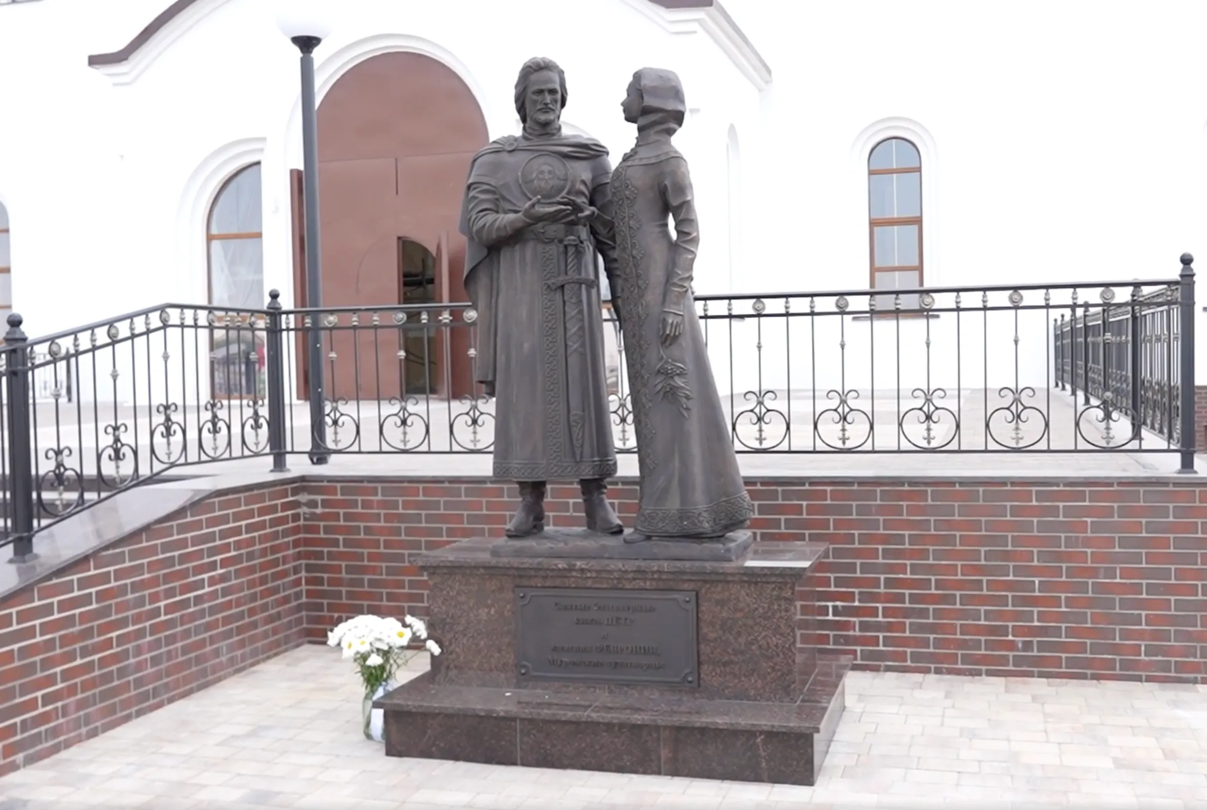 В Энергодаре торжественно освятили скульптуру святых Петра и Февронии