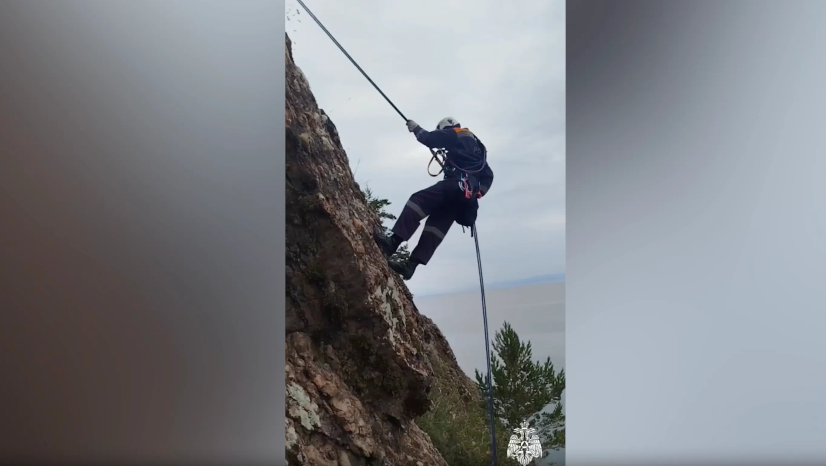 Турист сорвался со скалы на Большой Байкальской тропе и разбился насмерть
