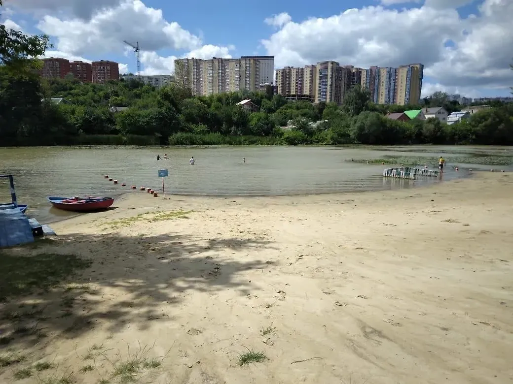 Ударный БПЛА упал на детскую коляску при смертельной атаке ВСУ на пляж в Курске