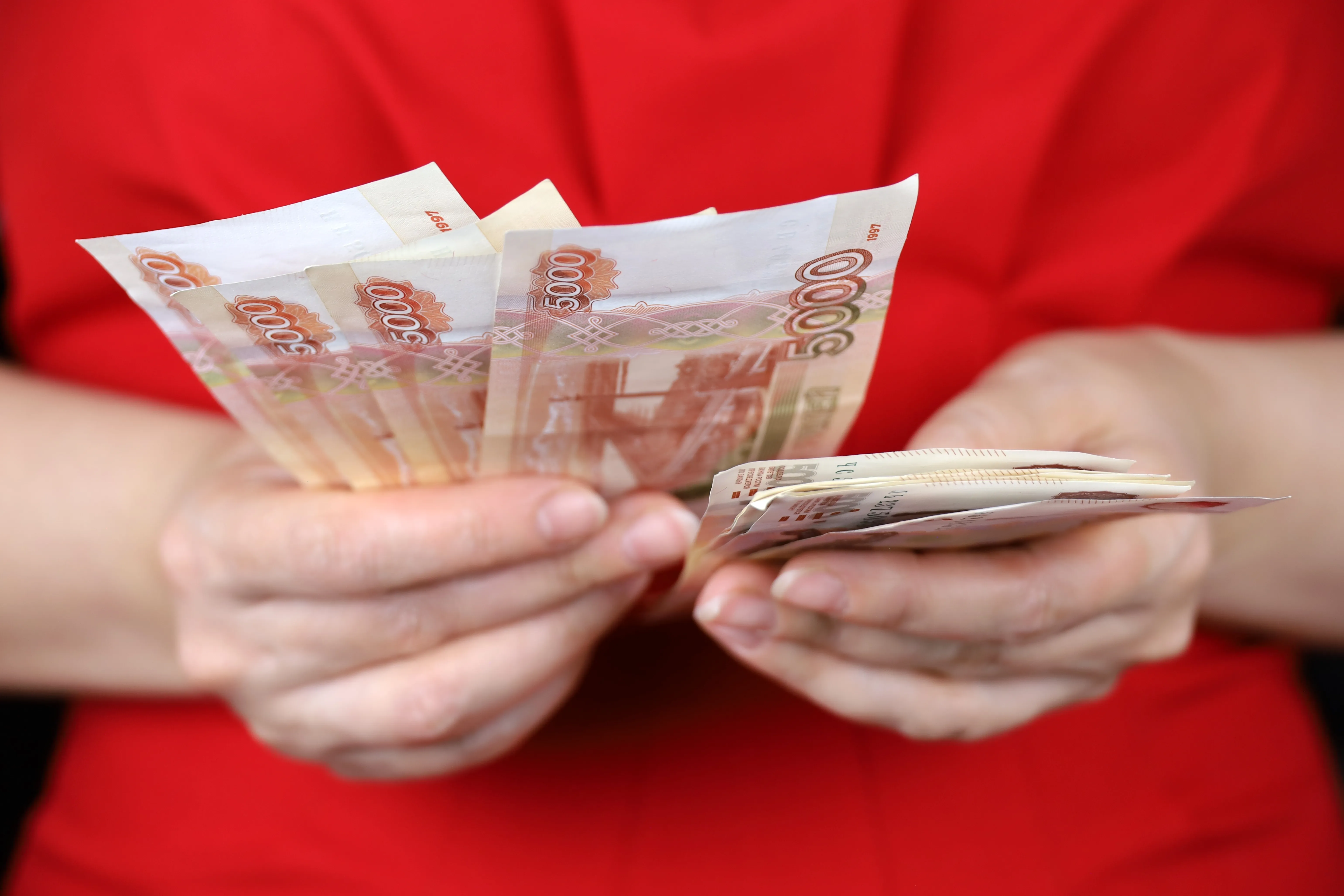 Средняя зарплата в России приблизилась к 100 тысячам рублей