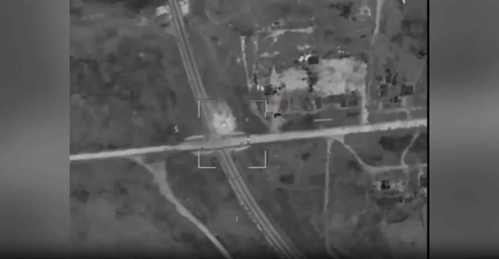 На видео сняли «ядерный гриб» от сброса адской авиабомбы в три тонны на мост для танков ВСУ