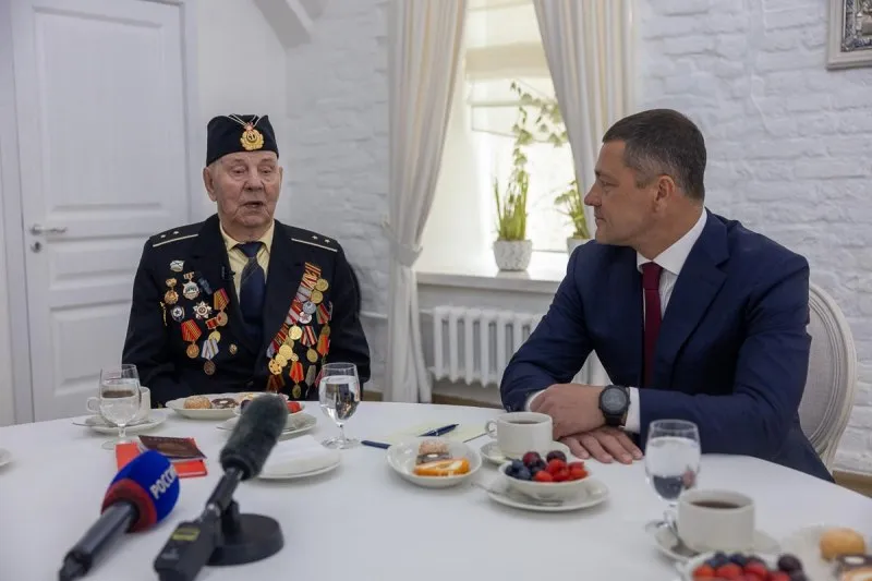 «‎Верен присяге»: Переехавшему из Латвии 98-летнему ветерану ВОВ вручили паспорт России