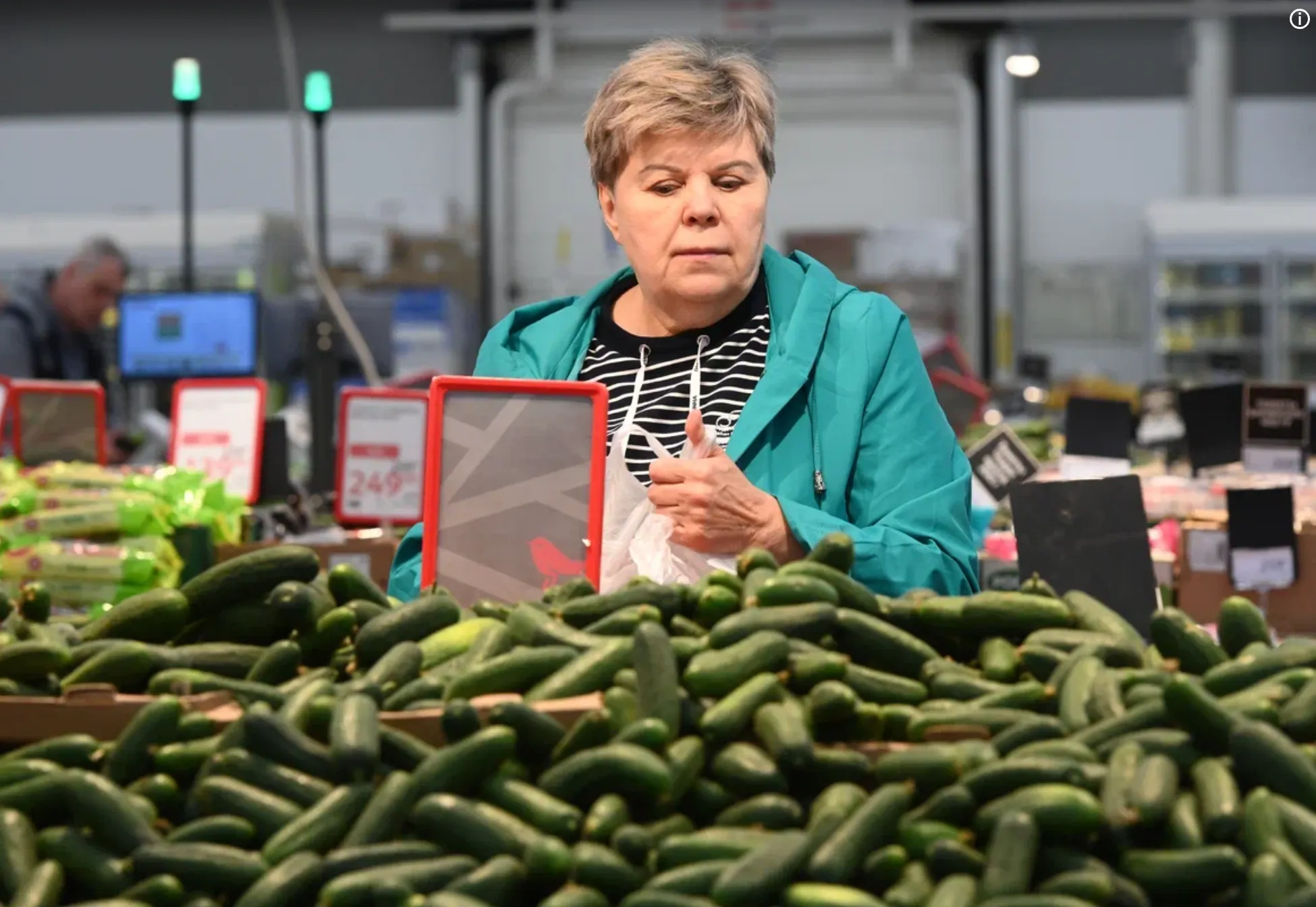 Россиянам рассказали, какие продукты подешевеют в магазинах в августе