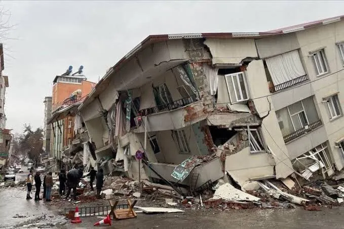 Несколько жилых зданий обрушилось из-за сильного землетрясения в Турции