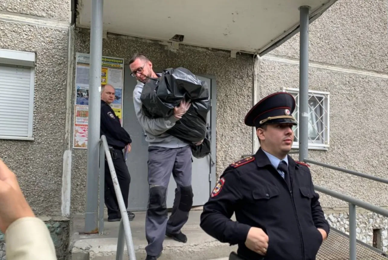 В Екатеринбурге вынесли из квартиры тела матери и детей, найденных мёртвыми