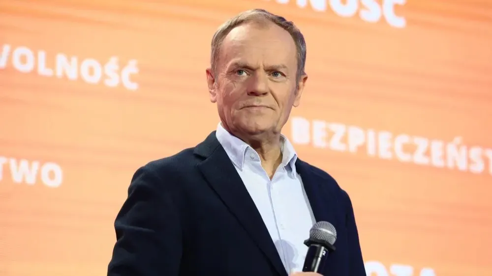 Премьер Польши спустил «ковидные» миллионы на свингер-пати, яхты и водочные бары